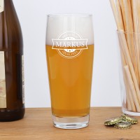 Willibecher mit Gravur (im Hintergrund links Bierflasche, rechts Knabbersticks)
