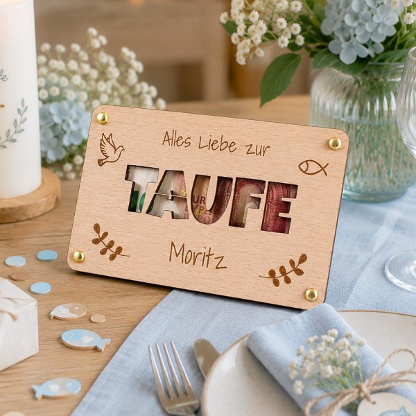 Geldgeschenk Verpackung Taufe (aus Holz, personalisiert mit Gravur) - im Bild auf Tauftisch stehend