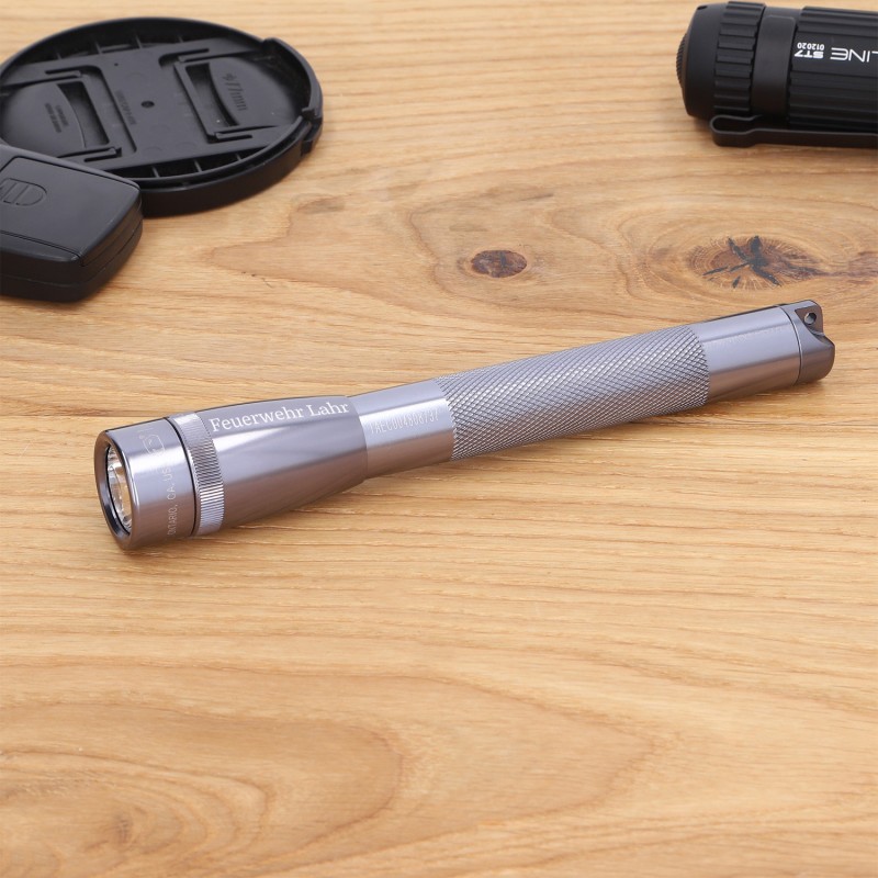 MAGLITE Taschenlampe mit Gravur „Titan M“ in titan-grau