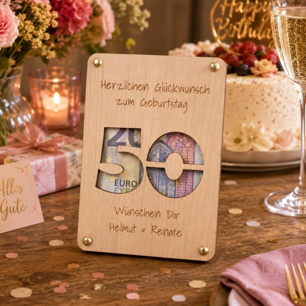 Geldgeschenk Verpackung Geburtstag, aus Holz personalisiert mit Jahreszahl (frei wählbar, im Bild die 50), im Hintergrund (abgeschnitten zu sehen ) Torte (mit Happy-Birthday-Aufstecker), Kerze, Blumen, Sektglas