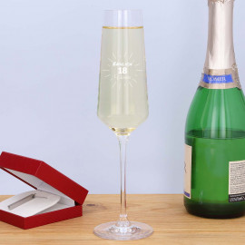 Graviertes Sektglas LEONARDO Puccini auf Tisch mit Sektflasch im Hintergrund Graviertes Sektglas LEONARDO Puccini auf Tisch mit Sektflasch im Hintergrund