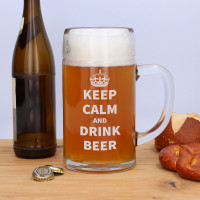 Gefüllter Maßkrug mit Gravur (Krug ist personalisiert), im Hintergrund Bierflasche und Brötchen