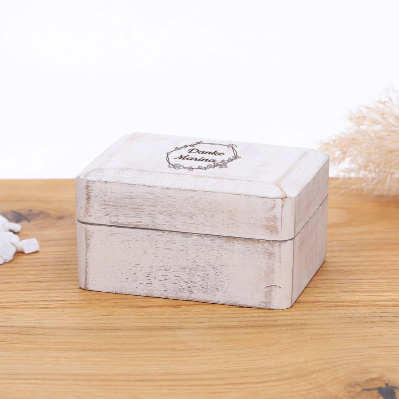 Kleine weiße Holzbox mit Gravur