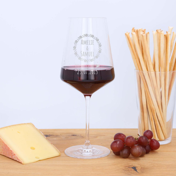 Roweinglas mit Gravur (auf Tisch mit Käse, Trauben, Knappersticks stehend)