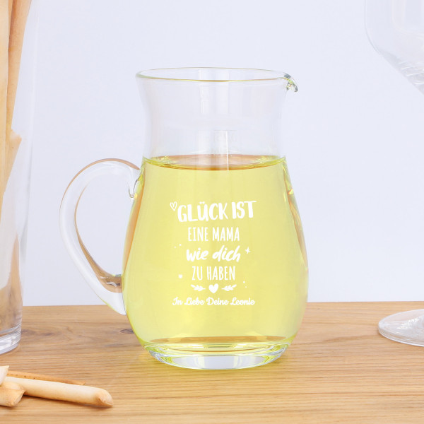 Glaskrug 0,25l (mit Gravur "Glück ist ...") auf Tisch