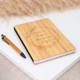 Notizbuch personalisiert mit Gravur (Notizbuch hat Holzumschlag), daneben liegt ugehöriger und optisch passender Stift Notizbuch personalisiert mit Gravur (Notizbuch hat Holzumschlag), daneben liegt ugehöriger und optisch passender Stift