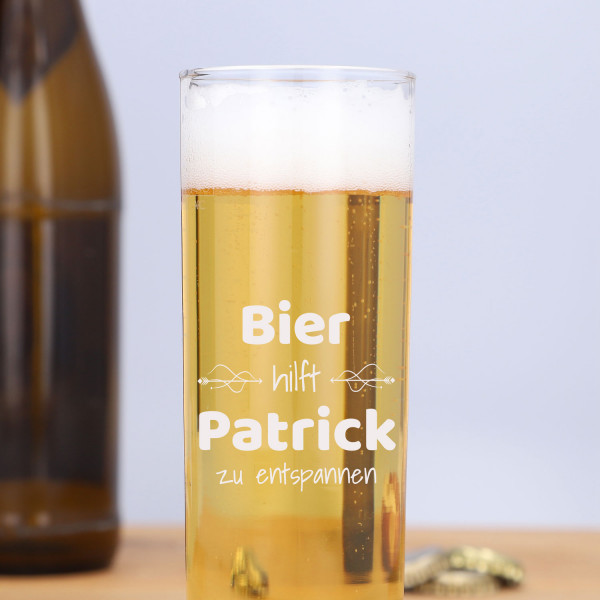 Kölschglas mit Gravur (im Hintergrund Bierflasche)