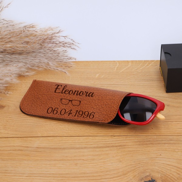 Brillenetui mit Gravur (auf Schreibtisch liegend, Brille in Etui eingesteckt)